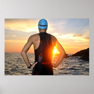 Poster jeune athlète triathlon devant le lever du soleil