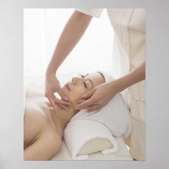 Poster Jeune femme avec massage facial (Devant)