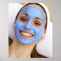 Jeune femme portant un masque facial, souriant,