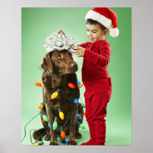 Poster Jeune garçon enroulant des lumières de Noël autour