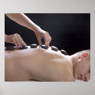 Poster jeune homme obtenant le traitement en pierre chaud