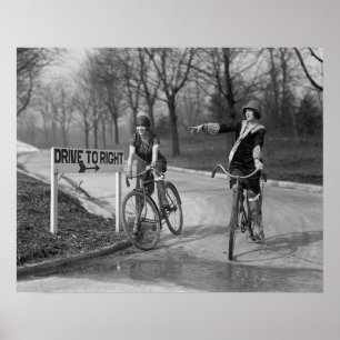 Poster Jeunes femmes à la mode à bicyclette, 1925. Photo 