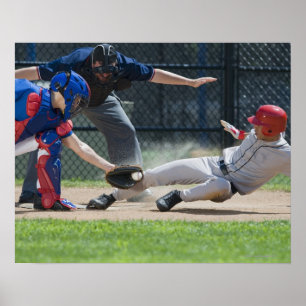 Poster Joueur de baseball glissant dans la plaque