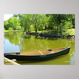 Poster Journée ensoleillée d'été avec canoë sur l'eau.