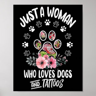 Poster Juste une femme qui aime les chiens et les tatouag