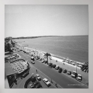 Poster La foule des personnes sur la plage B&W a élevé la