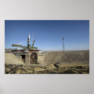 Poster La fusée de Soyuz est érigée en le place 2