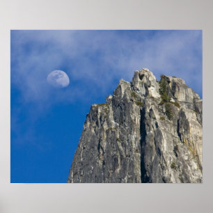 Poster La lune se lève et brille à travers les nuages