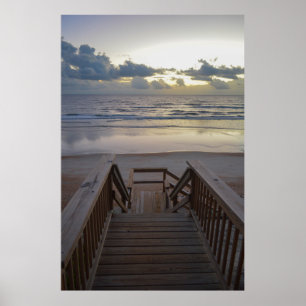 Poster La plage s'étend jusqu'au bord de l'eau au lever d