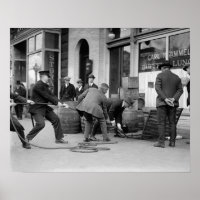 La police saisit Bootleg Liquor, 1923. Photo vinta
