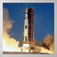La Terre tremble tandis que Saturn V embrase le ci