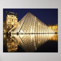 La vue nocturne sur la Pyramide de verre du Musée 