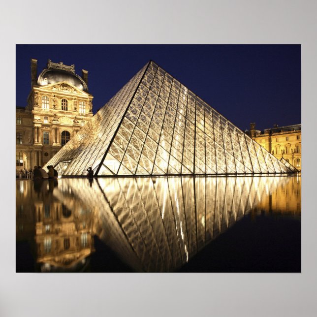 Poster La vue nocturne sur la Pyramide de verre du Musée  (Devant)