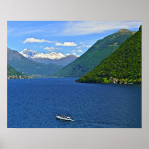 POSTER LAC DE LUGANO, BATEAU, MONTAGNES À L'ARRIÈRE-PLAN