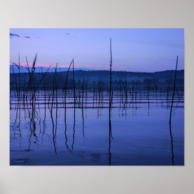 Poster Lac serein et brumeux après de fortes pluies (Devant)
