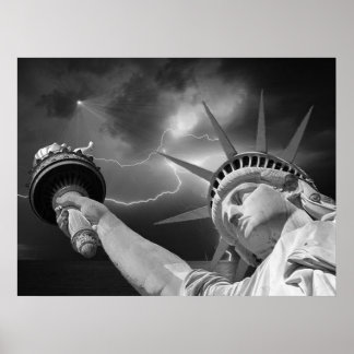 Poster Lady Liberty sous un ciel orageux