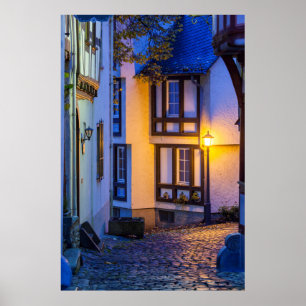 Poster Lampe de rue allumée sur une rue pavée