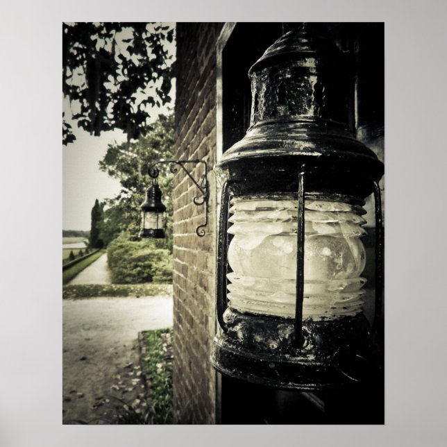 Poster Lanterne à l'ancienne sur un mur de briques (Devant)