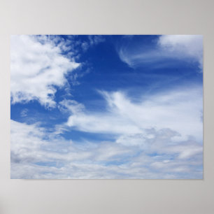 Poster Le blanc de ciel bleu opacifie l'arrière - plan -