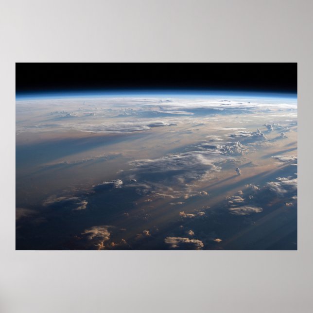 Poster Le lever Du Soleil Coule De Longues Ombres Sur La  (Devant)