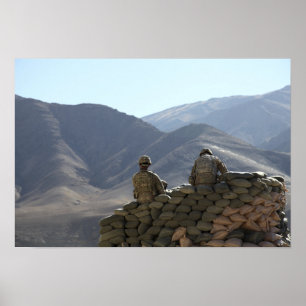 Poster le matériel de transmissions de course de soldats