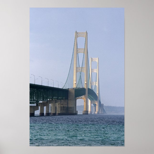 Poster Le pont Mackinac qui s'étend le long du détroit (Devant)
