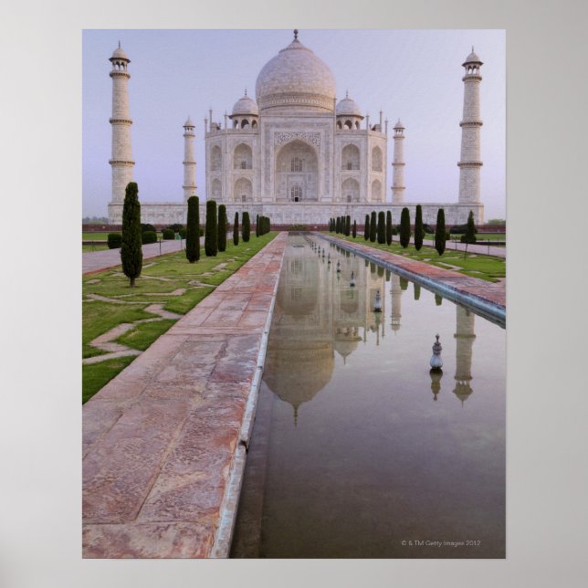 Poster Le Taj Mahal se reflète parfaitement dans le (Devant)
