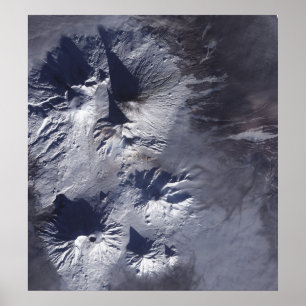 Poster Le volcan Bezymianny expose un modeste panache
