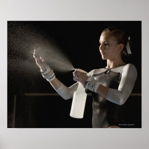 Poster L'eau de pulvérisation de gymnaste sur des mains