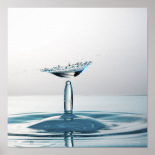 Poster L'eau tombe en collision pour former un parapluie