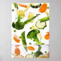 Légumes frais avec de l'eau tombant dans un bol