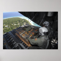 Les aviateurs sortent une palette de biens donnés