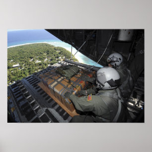 Poster Les aviateurs sortent une palette de biens donnés