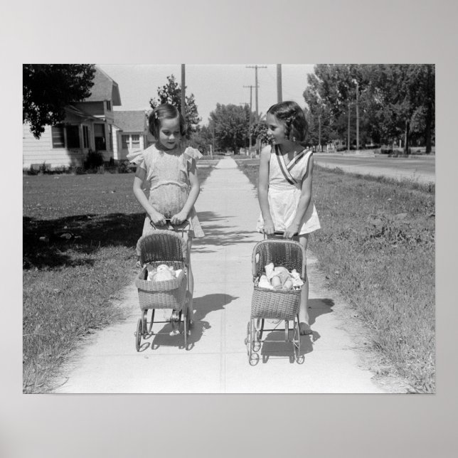 Poster Les filles poussant des bébés buggies, 1941. Photo (Devant)