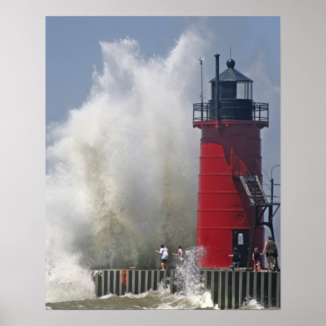 Poster Les gens sur la jetée regardent de grandes vagues  (Devant)