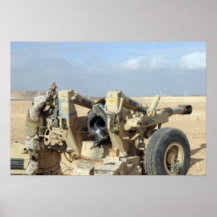 Poster Les Marines américains se préparent à tirer un obu