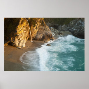 Poster Les pittoresques McWay Falls se jettent sur la pla