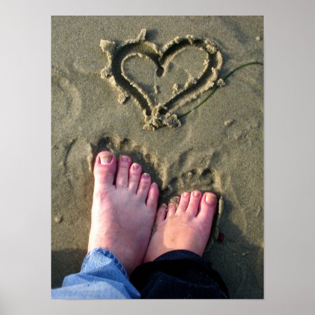 Poster Les tourterelles font du coeur dans le sable par l (Devant)