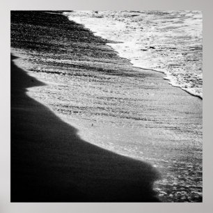 Poster Les vagues noires sont en train de laver le rivage