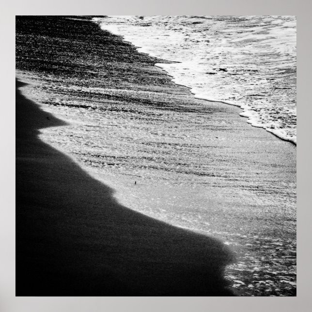 Poster Les vagues noires sont en train de laver le rivage (Devant)