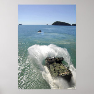 Poster Les véhicules d'assaut amphibie sortent la
