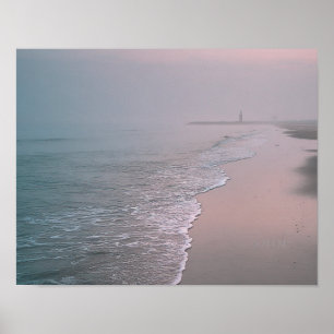 Poster Lever de soleil calme sur la plage avec mur côtier