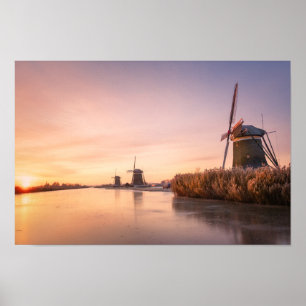 Poster Lever de soleil sur la rivière gelée avec moulins