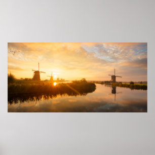 Poster Lever de soleil sur les moulins à vent et une rivi