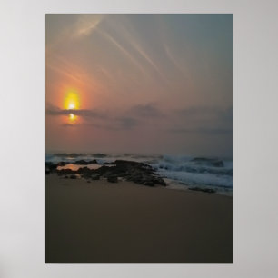 Poster Lever de soleil sur un rocher à l'affiche balnéair