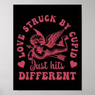 Poster Love Cupid Frappé par Just Hits Different Saint-Va