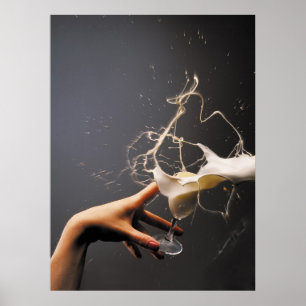 Poster Main avec le verre volant de liqueur