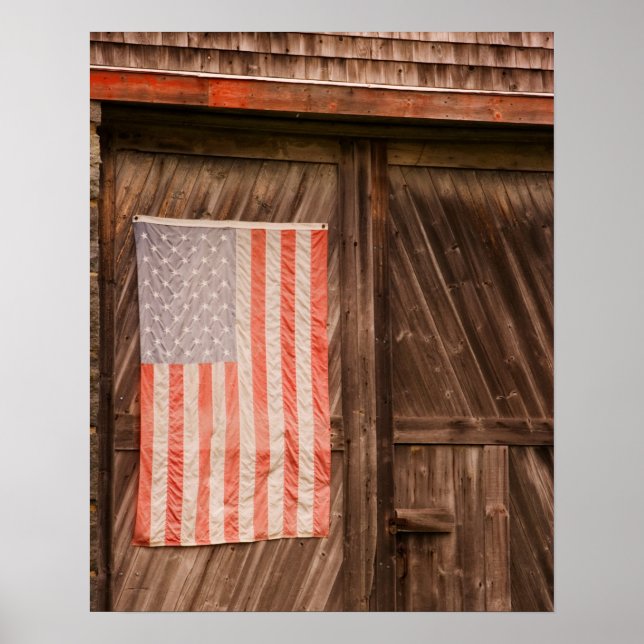 Poster Maine, drapeau américain défraîchi à la porte de l (Devant)
