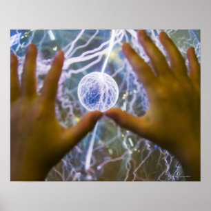 Poster Mains de filles sur une boule de plasma