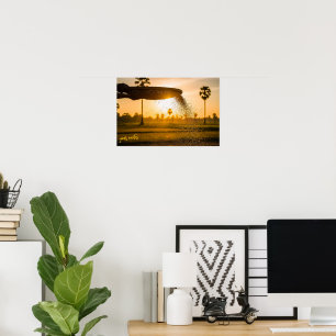 Poster Mains tamisant le grain paysage rural